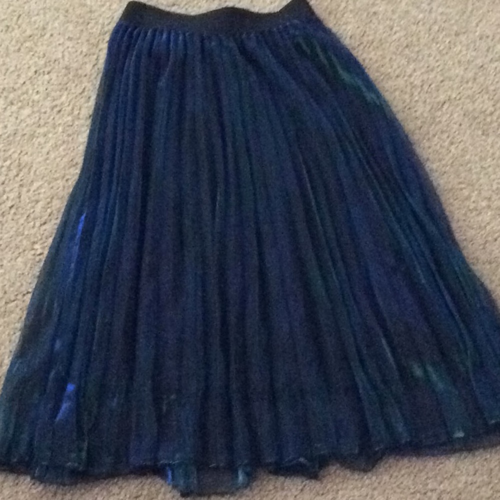 Color changing pleated skirt